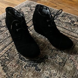 Toms. Black suede wedge. Size. 9.